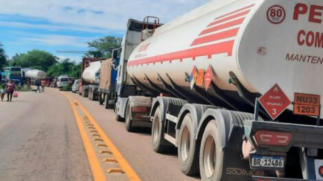 Bloqueo en la ruta Santa Cruz - Camiri por pobladores de Abapó