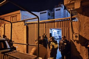 Policías consumiendo alcohol durante el Censo en Oruro