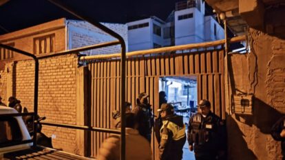 Policías consumiendo alcohol durante el Censo en Oruro