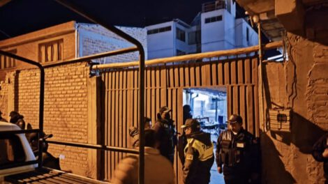 Policías consumiendo alcohol durante el Censo en Oruro