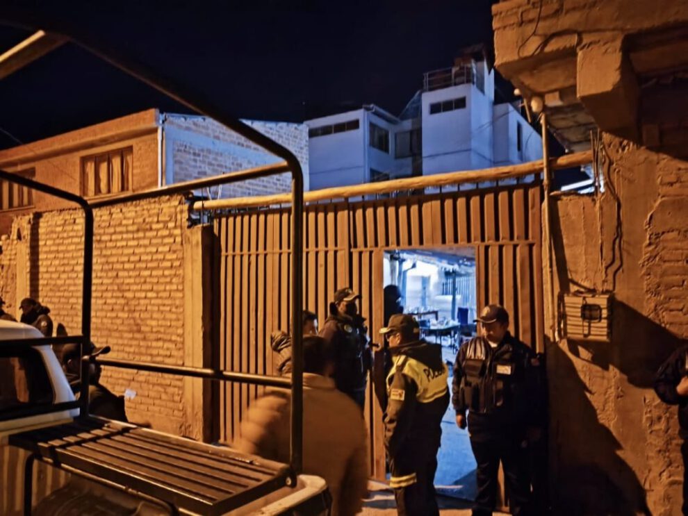 Policías consumiendo alcohol durante el Censo en Oruro