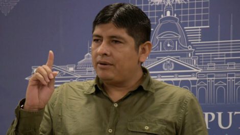 denuncia a senador por cuoteo