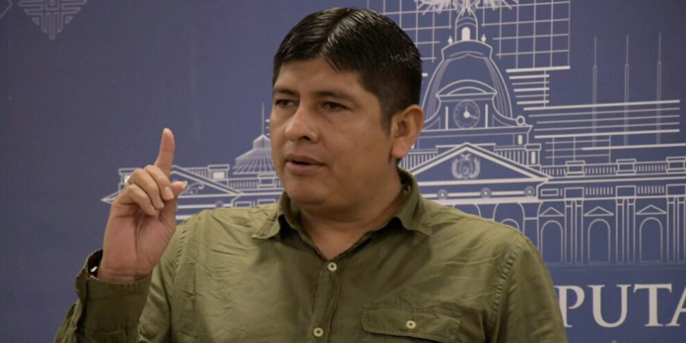 denuncia a senador por cuoteo