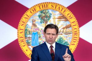 Ley en Florida sobre redes sociales firmada por Ron DeSantis