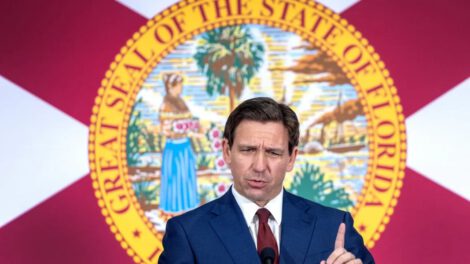 Ley en Florida sobre redes sociales firmada por Ron DeSantis