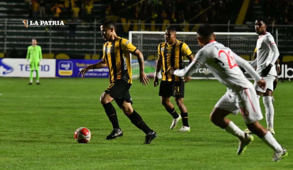 Partido entre Real Santa Cruz y The Strongest