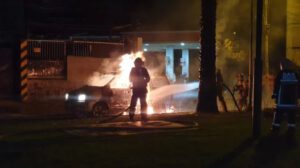 Incendio de vehículo en Cochabamba cerca de estación de servicio