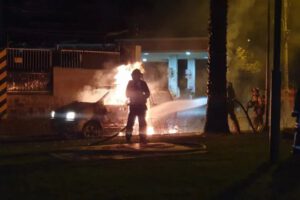 Incendio de vehículo en Cochabamba cerca de estación de servicio