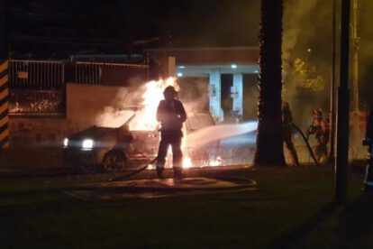 Incendio de vehículo en Cochabamba cerca de estación de servicio