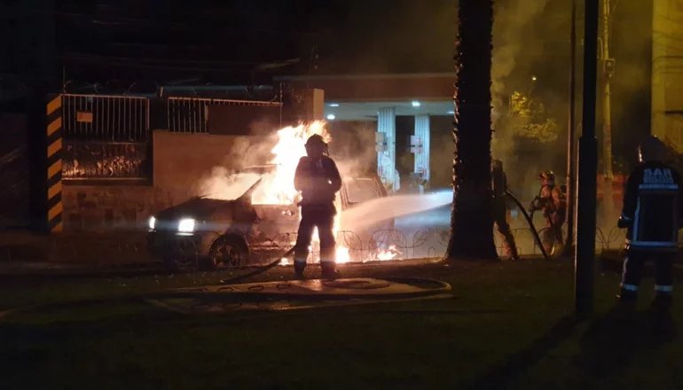 Incendio de vehículo en Cochabamba cerca de estación de servicio