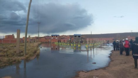 Colapsa dique de colas y provoca derrame de lodo de mineral en Vinto-Socamani