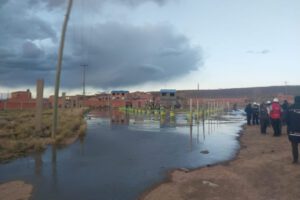 Colapsa dique de colas y provoca derrame de lodo de mineral en Vinto-Socamani