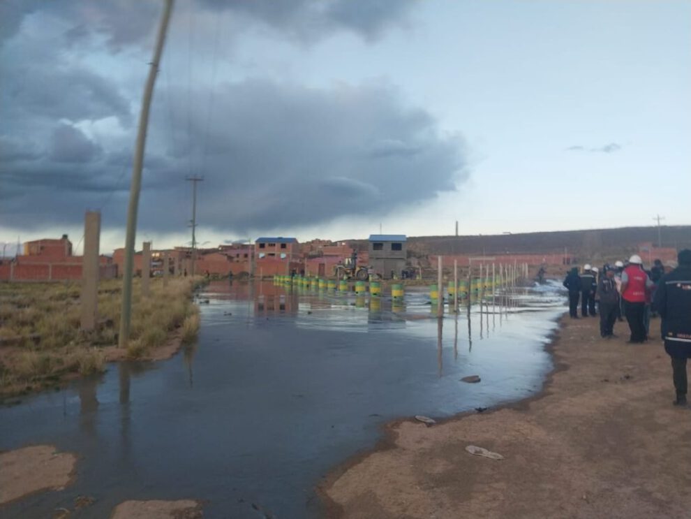 Colapsa dique de colas y provoca derrame de lodo de mineral en Vinto-Socamani