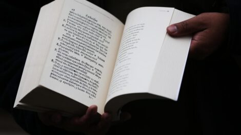 Fotografía del interior de un diccionario moxa