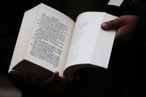 Fotografía del interior de un diccionario de lengua indígena moxa