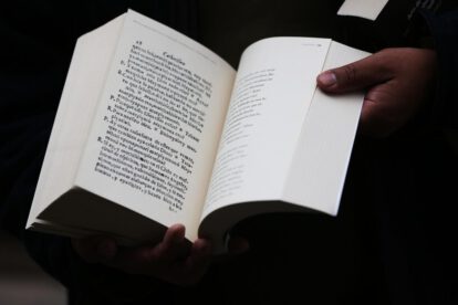 Fotografía del interior de un diccionario de lengua indígena moxa