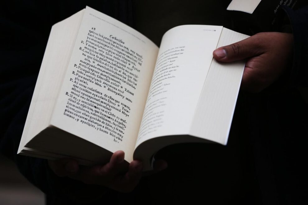 Fotografía del interior de un diccionario de lengua indígena moxa