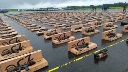 Entrega de armamento a la Policía para combatir el narcotráfico en Chimoré