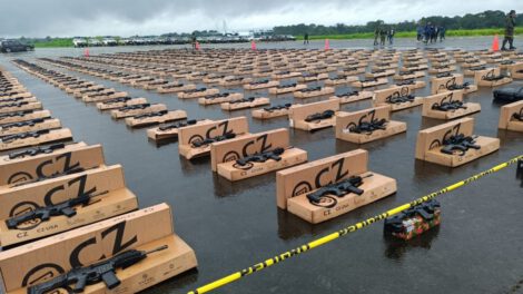 Entrega de armamento a la Policía para combatir el narcotráfico en Chimoré