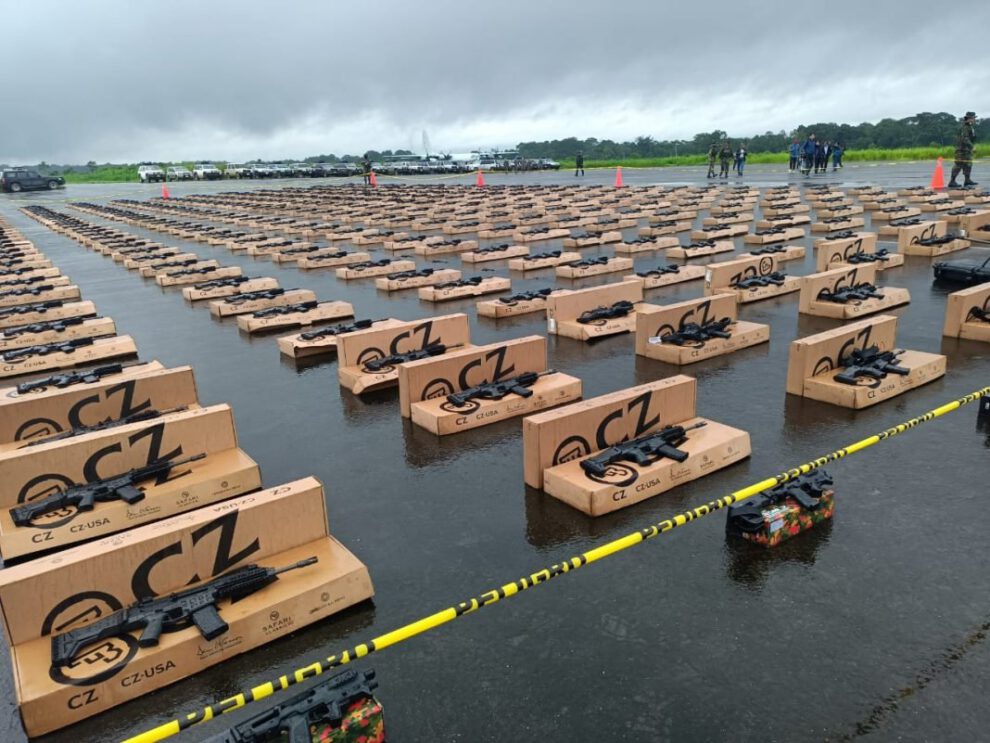 Entrega de armamento a la Policía para combatir el narcotráfico en Chimoré