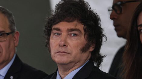 Gobierno argentino rectifica contratos públicos