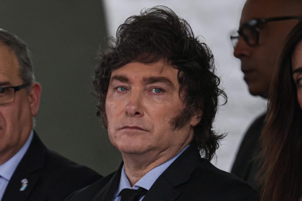 Gobierno argentino rectifica contratos públicos