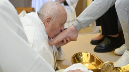 Papa Francisco lava los pies en la prisión de mujeres de Rebibbia