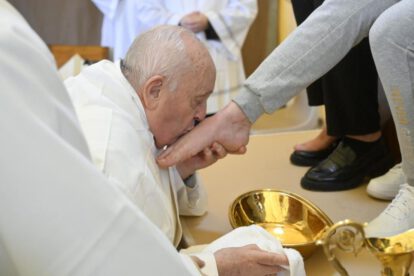 Papa Francisco lava los pies en la prisión de mujeres de Rebibbia