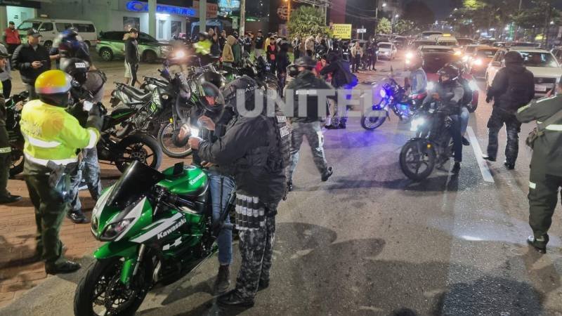 Carreras clandestinas de motocicletas en Santa Cruz