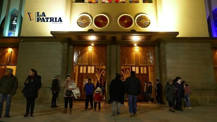 Fieles conmemoran la Última Cena en tradicional visita a templos