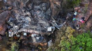 Tragedia en Sudáfrica: Bus cae al vacío dejando múltiples víctimas y una niña sobreviviente