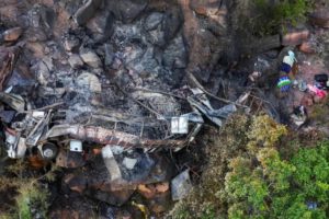 Tragedia en Sudáfrica: Bus cae al vacío dejando múltiples víctimas y una niña sobreviviente
