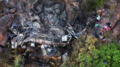 Tragedia en Sudáfrica: Bus cae al vacío dejando múltiples víctimas y una niña sobreviviente