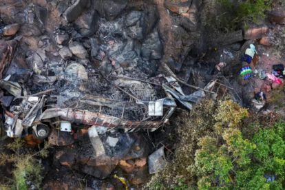 Tragedia en Sudáfrica: Bus cae al vacío dejando múltiples víctimas y una niña sobreviviente
