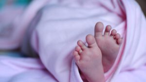 Bebé abandonada revela posible caso de proxenetismo en Cochabamba