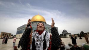 Musulmanes en Jerusalén durante las oraciones