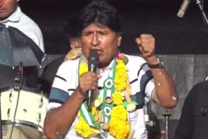 Evo Morales en Yapacaní discutiendo sobre el MAS y el TSE