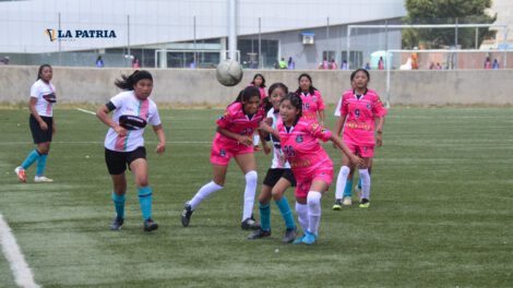 Torneo femenino de fútbol en Oruro