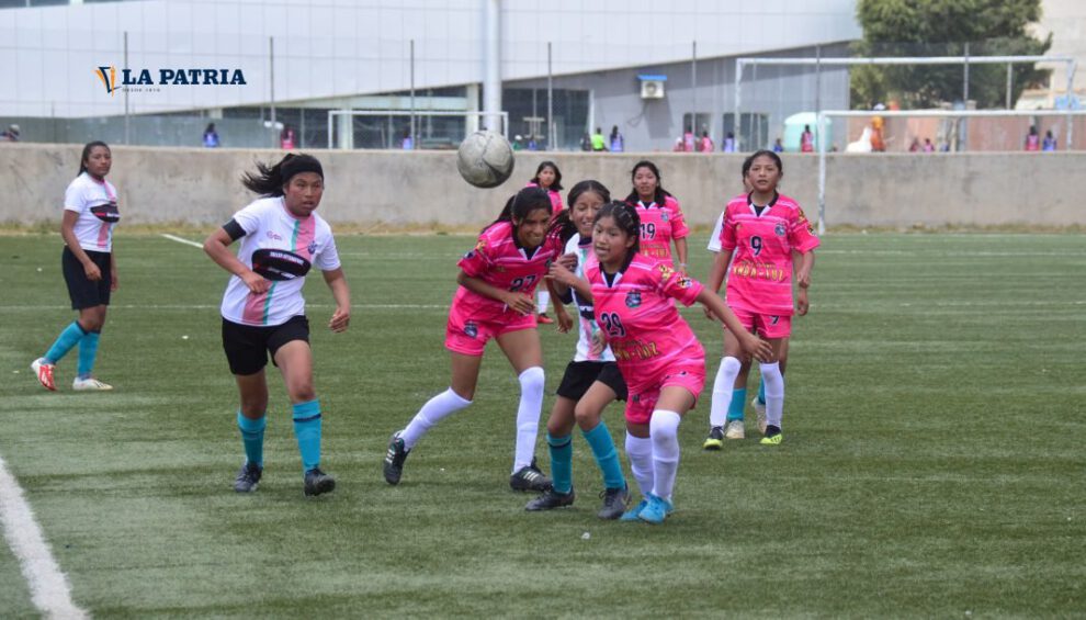 Torneo femenino de fútbol en Oruro