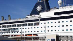 Visas falsas bolivianos varados en crucero en Barcelona