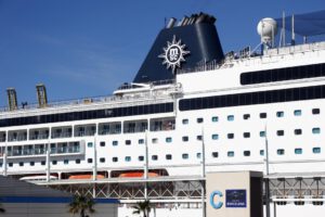 Visas falsas bolivianos varados en crucero en Barcelona