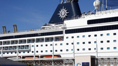 Visas falsas bolivianos varados en crucero en Barcelona
