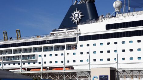 Visas falsas bolivianos varados en crucero en Barcelona