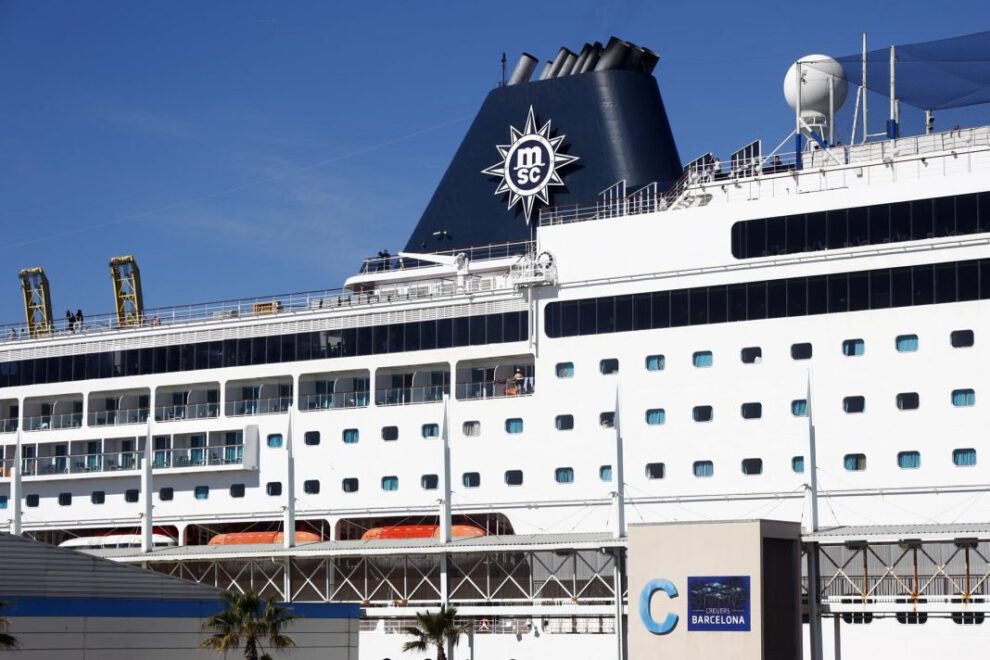 Visas falsas bolivianos varados en crucero en Barcelona