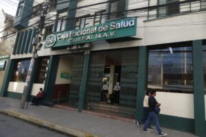 Paro de trabajadores en salud por controversia en ley de pensiones