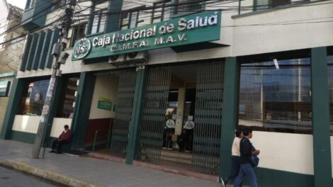 Paro de trabajadores en salud por controversia en ley de pensiones