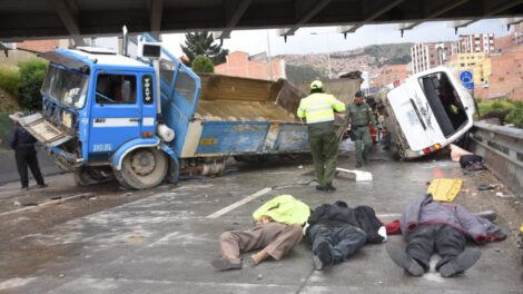 Accidente en Autopista La Paz-El Alto dejó 4 muertos y 16 heridos