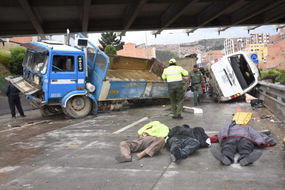 Accidente en Autopista La Paz-El Alto dejó 4 muertos y 16 heridos