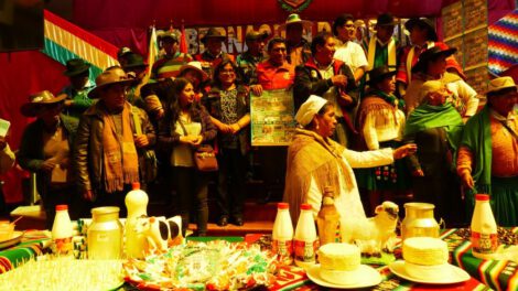Feria Aniversario Tacagua con productos lácteos
