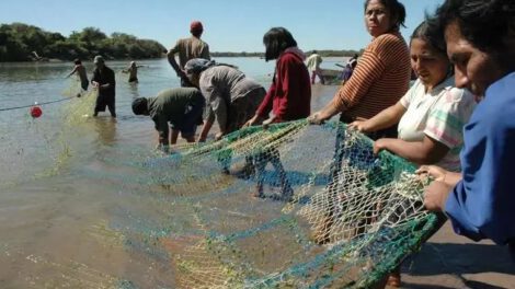 Población indígena de Weenhayek optimista por posible levantamiento de veda pesquera